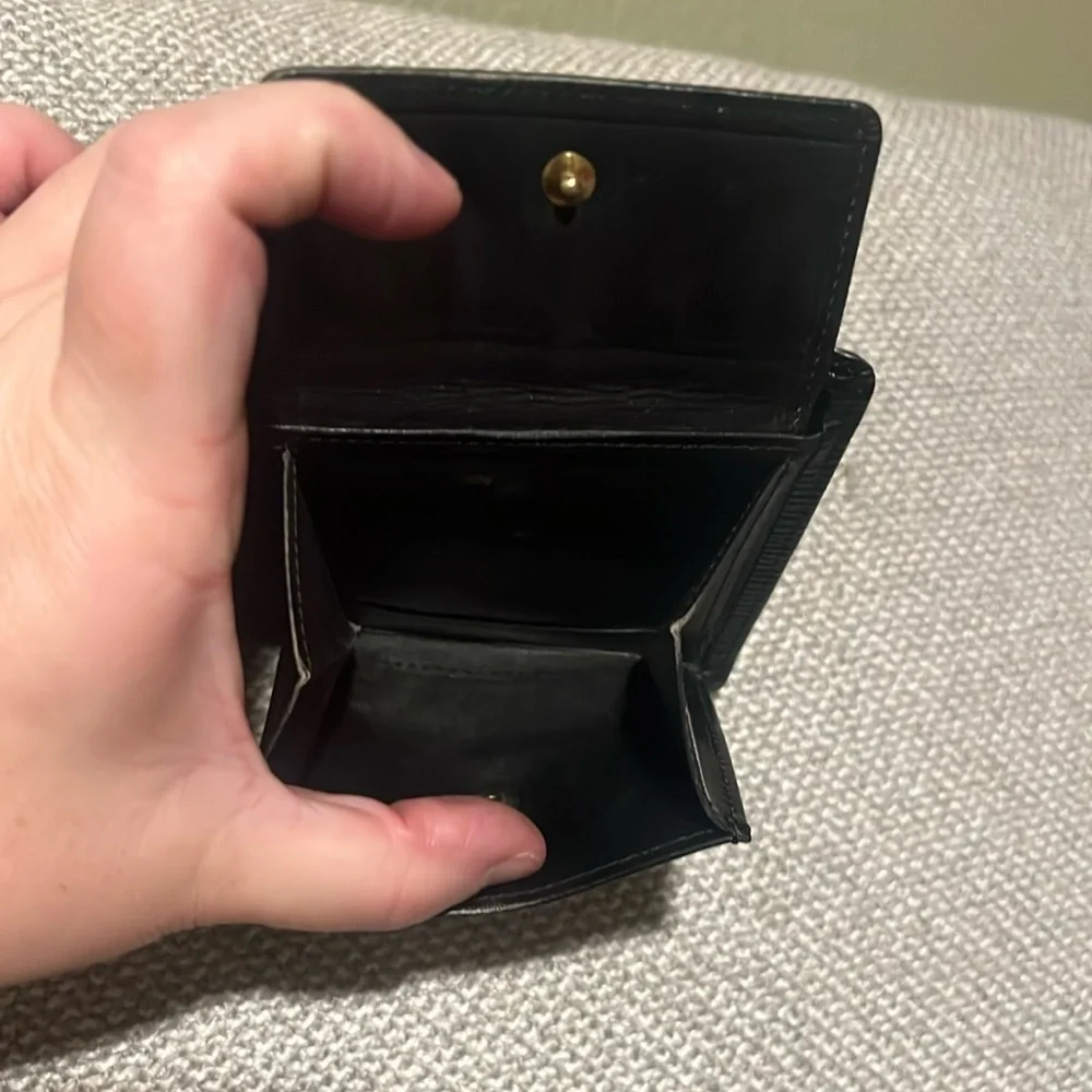 Authentic Vintage Louis Vuitton Epi Bifold Wallet MI1907